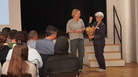 Referentin Caroline Märki wird verdankt durch Sabine Affolter